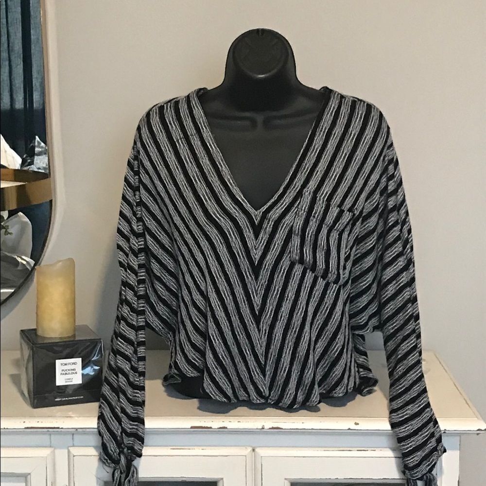 💙Free People Long Sleeve V-Neck Blouse Black/ White
